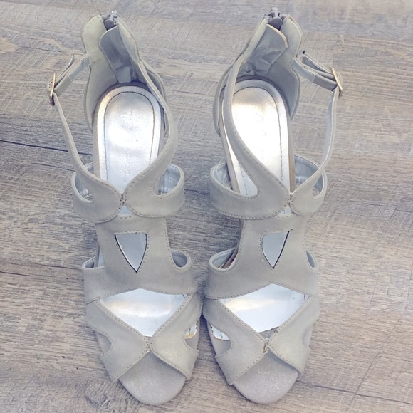 EUC Soft Silver Grey Sexy Strappy Open-Toed Heels - Picture 2 of 6